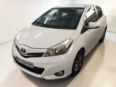 La Toyota Yaris blanche est garée dans une pièce blanche.