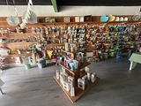 une pièce dont les murs sont ornés de nombreux objets divers