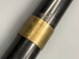 une image représentant une pipe noire et dorée ornée d'une bande dorée