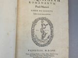 un livre avec l'image d'un homme dessus