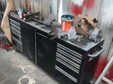une image d'un établi dans un garage avec des outils