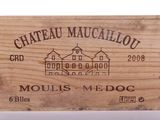 une boîte en bois avec une étiquette de vin