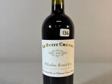 une bouteille de vin posée sur une table