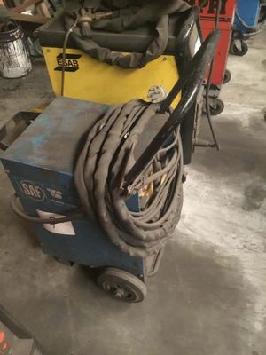 une machine posée sur le sol du garage