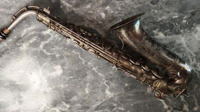un saxophone posé par terre