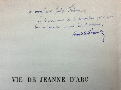 un vieux livre avec un titre écrit à la main et l'image d'une femme