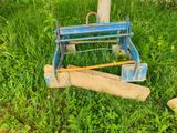 une petite machine bleue posée dans l'herbe