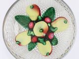 un saladier en verre contenant un assortiment de fruits