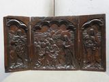 trois panneaux en bois sculpté représentant des scènes de la vie de Jésus et de Marie