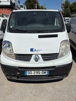 la camionnette blanche est garée dans le parking à côté d'autres voitures