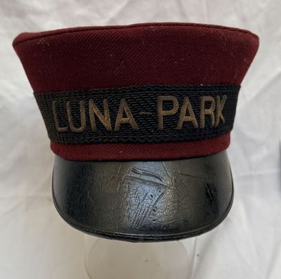 gros plan d'un chapeau sur la tête d'un mannequin