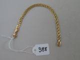 un bracelet en or sur lequel est accrochée une étiquette de prix