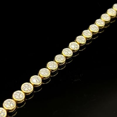 un bracelet tennis en or jaune serti de diamants sur fond noir