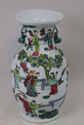 Vase balustre en porcelaine de Chine vers 1900, à décor de s…