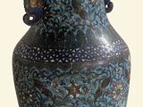 un vase bleu orné d'un motif représentant un oiseau
