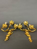 Paire d’appliques à trois lumières en bronze ciselé et doré. (photo 2)