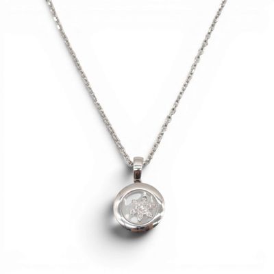 un gros plan d'un collier en argent sur fond blanc