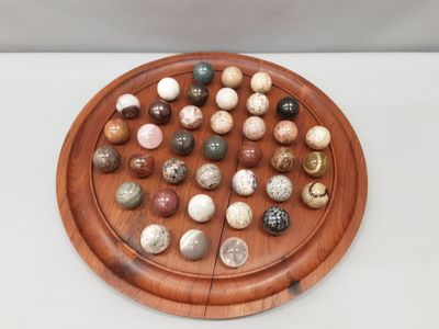 Solitaire Malgache. Plateau en bois avec pierres semi-précie…