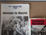 Deux livres sont posés sur une boîte, sur une table.