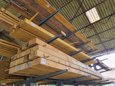 un gros tas de bois empilé les uns sur les autres dans un entrepôt