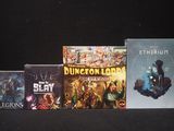 un grand nombre de livres posés sur une table