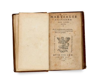 un vieux livre sur lequel est représenté un oiseau