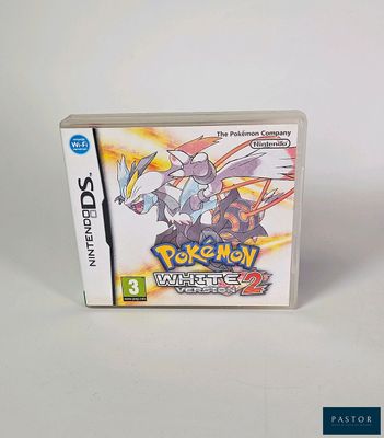 un gros plan sur un boîtier de jeu Nintendo Wii sur lequel figure un personnage de Pokémon