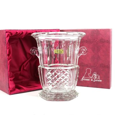 un vase en verre posé dans une boîte rouge