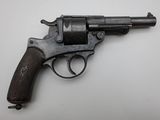 gros plan d'un pistolet sur une table à fond blanc