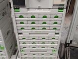 un grand nombre de boîtes empilées les unes sur les autres
