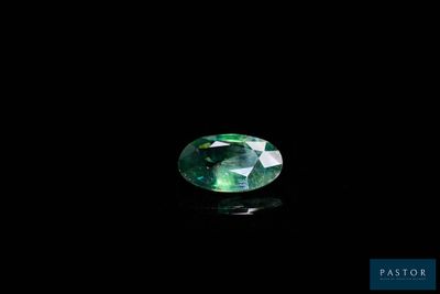 une tourmaline verte sur fond noir