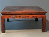 une petite table en bois recouverte d'un plateau en carrelage