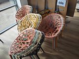 de nombreuses chaises disposées devant une fenêtre