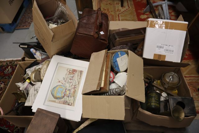Important lot d’objets divers, ampoules radio, square mousse, obj...