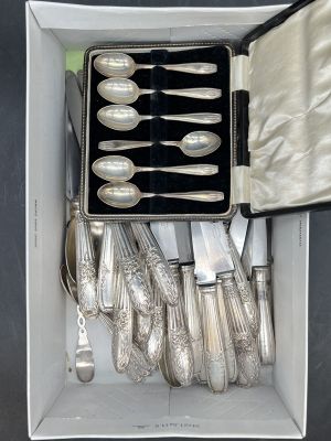 une boîte contenant de l'argenterie sur une table
