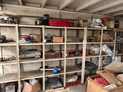 une pièce remplie d'une multitude d'outils et de cartons