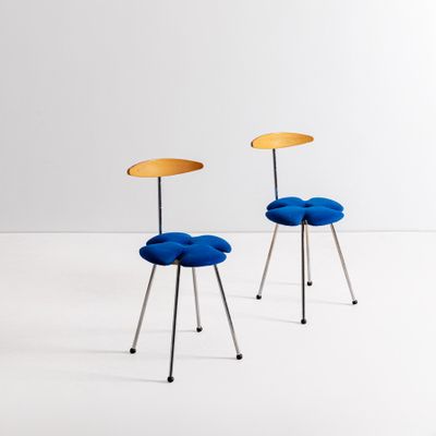 deux chaises bleues avec des pieds en métal et une assise en bois