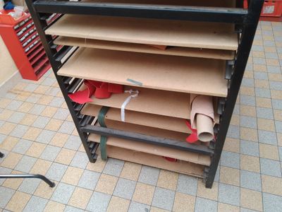 une pile de cartons posée sur un support métallique