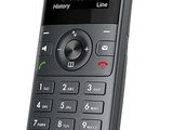 Le téléphone est noir et dispose d'un écran.
