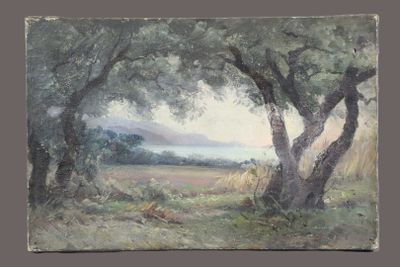une peinture à l'huile représentant un arbre dans un champ, avec un lac en arrière-plan