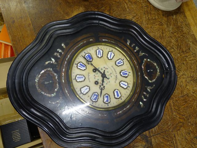 Pendule œil de bœuf en bois noirci (restauré), cadran émaillé Aub...