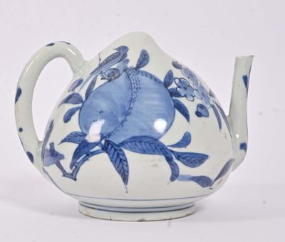 CHINE - Début XXe siècle Verseuse surprise en porcelaine en …