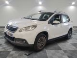 la voiture blanche est garée sur un sol en damier dans le garage