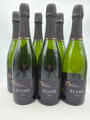 six bouteilles de vin sont alignées sur une table