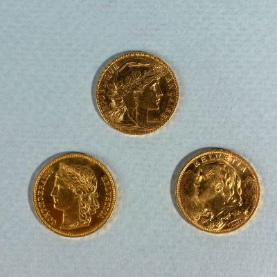trois souverains en or, dont l'un est un souverain et l'autre un souverain