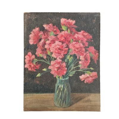 tableau représentant des œillets roses dans un vase en verre posé sur une table