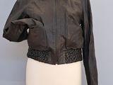 veste en cuir noir avec col et poignets en fourrure, présentée sur un mannequin