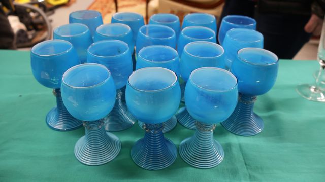 Lot de 18 verres sur pied en cristal bleuté. VINTAGE 