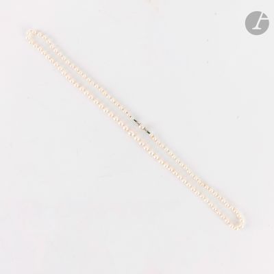 gros plan d'un collier de perles blanches sur une surface blanche