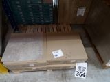 deux cartons posés sur une palette dans un magasin